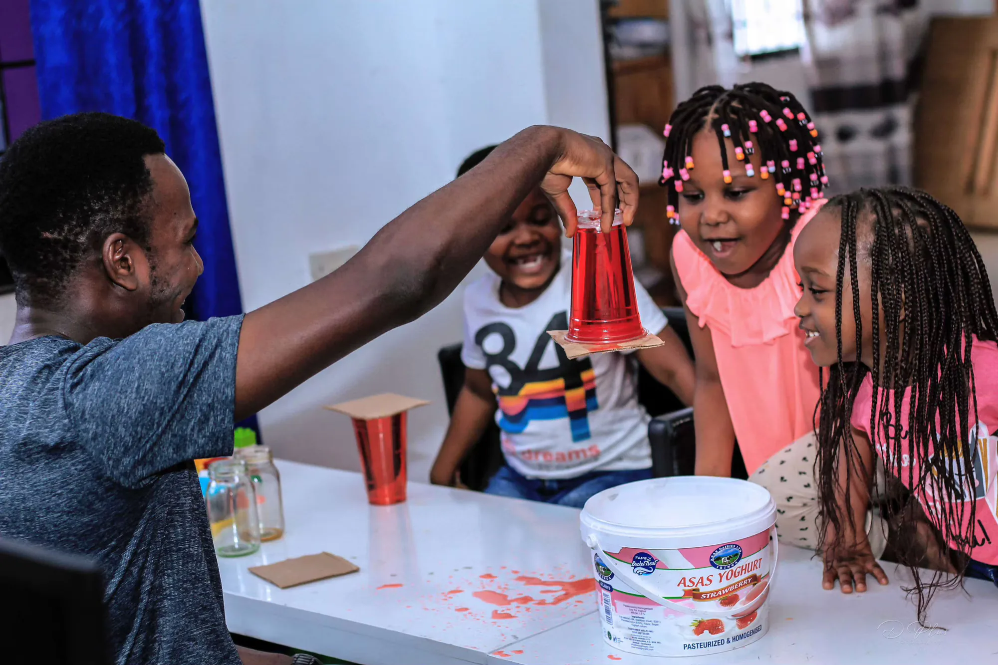 Children watching a hands-on experiment during a Projekt Inspire learning session